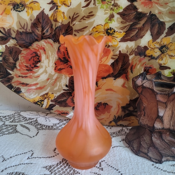 Vintage Other - Vintage Glass Bud Vase Peach Swirll with Ruffled/scalloped Fluted Top